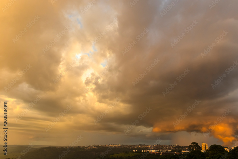 Obraz premium Dramatic Storm Clouds Forming Over City Skyline Indicating Severe Weather and Atmospheric Instability. 