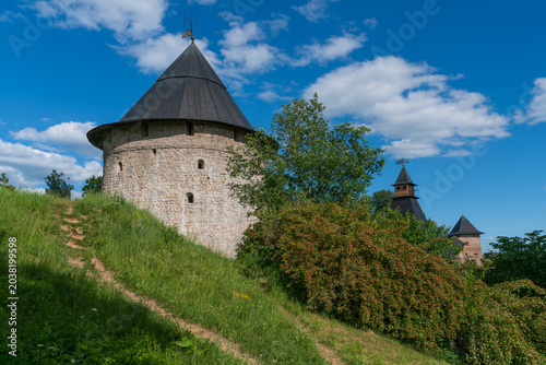 Fotografi Tailovskaya Tower of the Holy Dormition Pskov-Pechersk Monastery on a sunny summ