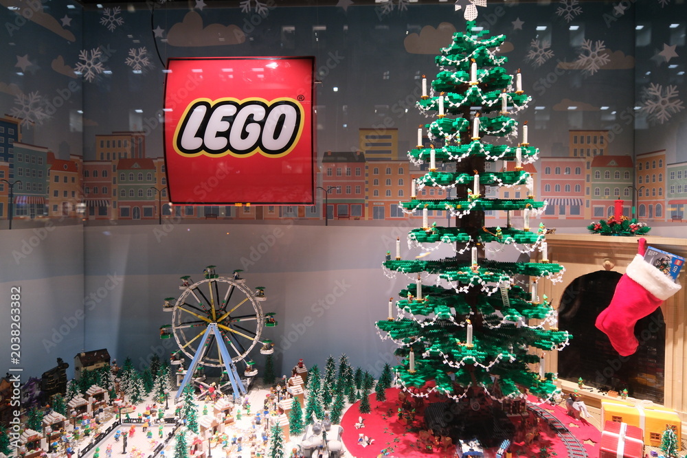 Obraz premium Oslo, Norway-Nov.25th 2025: Christmas tree and Ferris wheel miniature festive scene built with LEGO bricks in a store display window