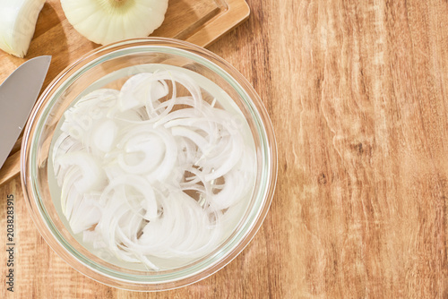 Canvastavla 新玉ねぎのスライスをガラスボウルで水にさらす調理工程