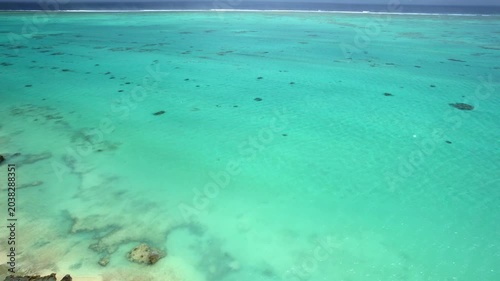ドローン空撮：鳩の湖の上空から見下ろす与論島の美しい秘境ビーチとヨロンブルーの海