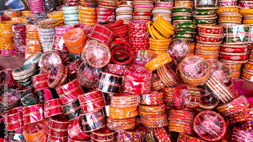 Fotografie Colourful bangles displayed for sale at Motibazar