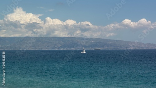 Foto Sailboat on the Mediterranean Sea with mountains in the background, Itala Marina