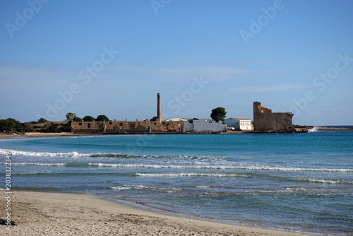 Antica tonnara storica sulla spiaggia con torre di avvistamento e mare cristallino 4793