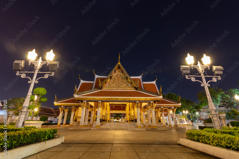 Obraz premium Maha Jesada Bodin Pavilion Beautiful illuminated Thai pavilion with traditional architecture glowing at night in Bangkok.