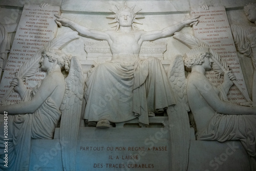Tableau sur toile Paris, France - 8 Nov 24: Marble Allegorical Monument with Angels, Les Invalides