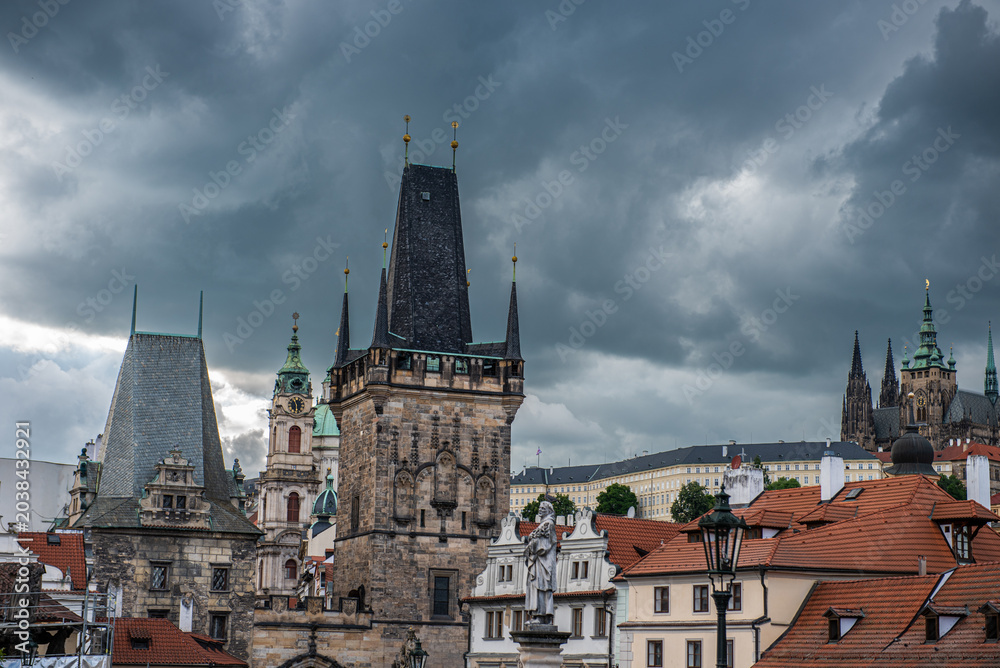 Obraz premium Praga cruzar el puente más bonito del mundo para llegar a Mala Strana