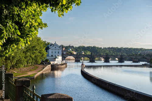 Tableau sur toile Praga cruzar el puente más bonito del mundo para llegar a Mala Strana