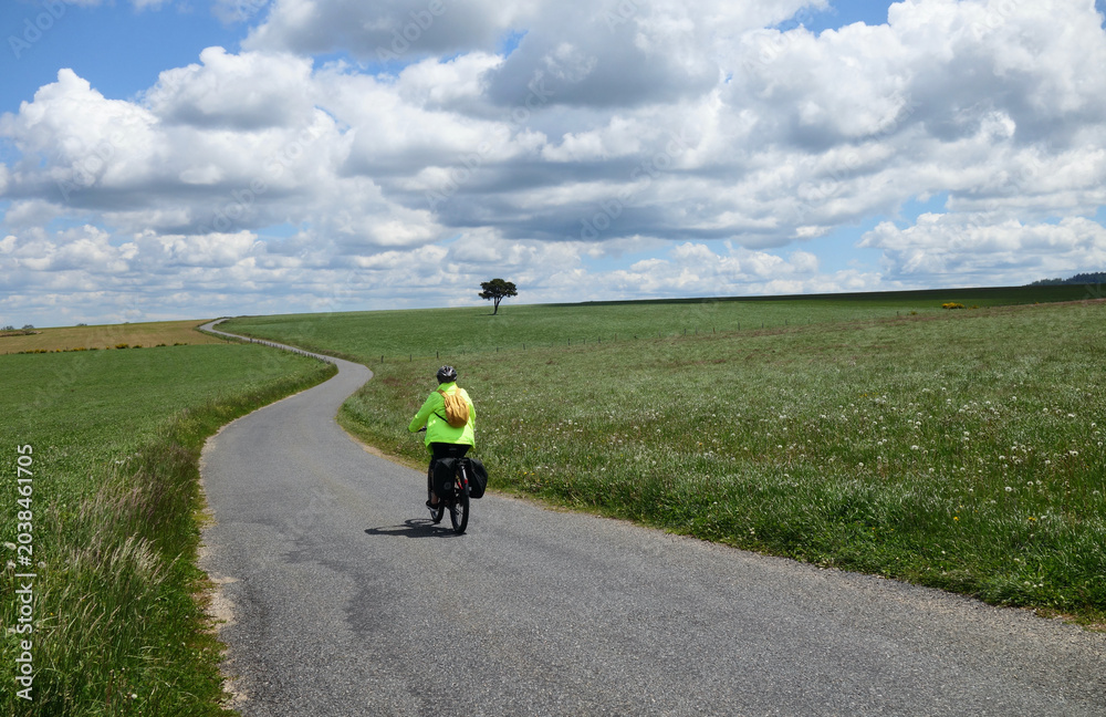 Obraz premium En vélo sur les petites routes du Causse Méjean. Grands Causses - Lozère - Occitanie 