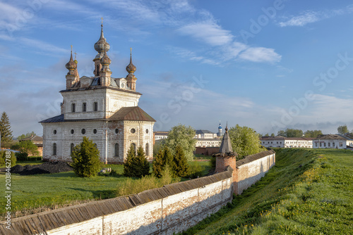 Tableau sur toile Historic church and fortress walls of the Yuryev-Polsky Kremlin in Yuryev-Polsky, Vladimir Oblast, Russia