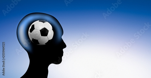 Silhouette einer Person mit einem Fussball