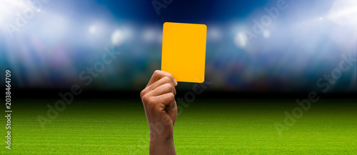 Foto Gelbe Karte wird im Fussballstadion gezeigt