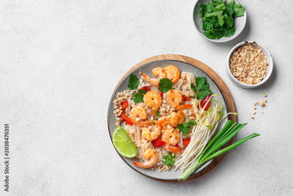 Fototapeta premium Pad Thai noodles with shrimps, prawns. Traditional thai meal.