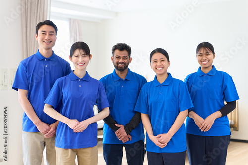 Konstfotografi 介護施設で働く日本人と外国人の介護士