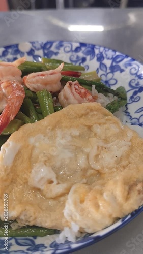 Stir fried prawns with omelet and green beans