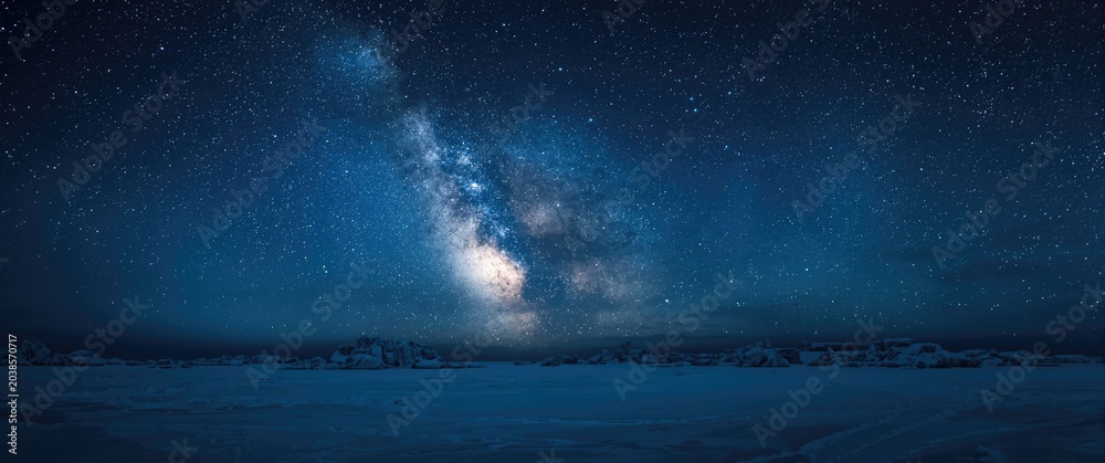 Obraz premium Frozen arctic night glowing with stars and Milky Way copy space