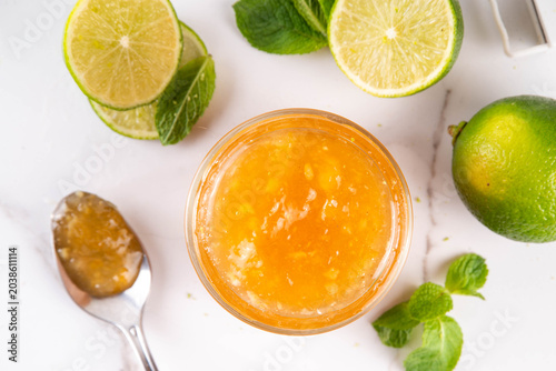 Foto Homemade Sweet and Sour Lime Jam Marmalade, golden citrus marmalade preserves wi