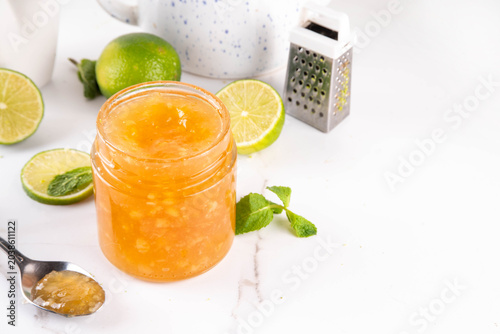 Foto Homemade Sweet and Sour Lime Jam Marmalade, golden citrus marmalade preserves wi