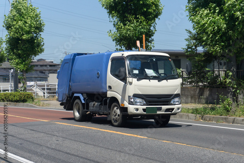 走行中のゴミ収集車(塵芥車)