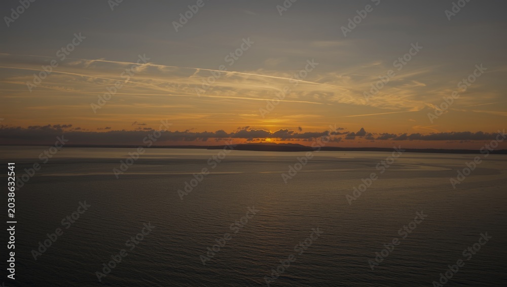Fototapeta premium Enchanting sunset vista highlighting serene coastal waterline
