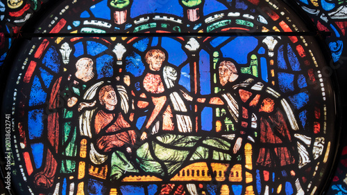 Cuadro en lienzo Medieval stained glass roundel depicting biblical scene with robed figure group