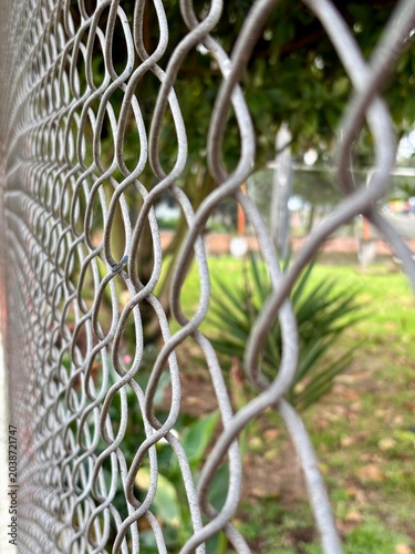 Reja de metal en el campo o jardín.