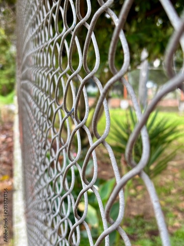 Reja de metal en el capo con naturaleza