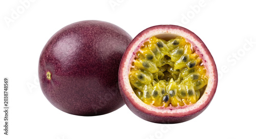 Foto Fresh whole passion fruit and cross section revealing juicy seeds