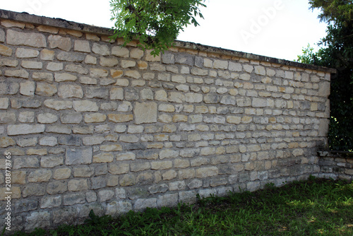 Obraz na płótnie Mur en pierres jointées dans le jardin servant de clôture brise-vue extérieure