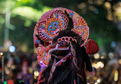 Foto Surabaya, Java Timur, Indonesia - May 16, 2026 - A performer in animal costume a