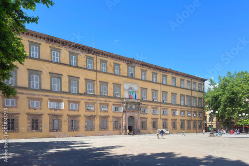 Bild auf Leinwand palazzo ducale in piazza napoleone a lucca italia