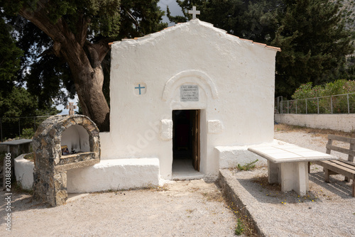 Tableau sur toile Die griechisch orthodoxe Kapelle Agios Georgius ist ein Ausgangspunkt für Wander