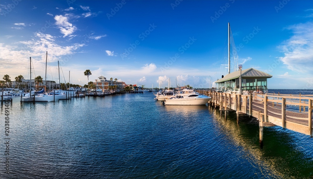 Obraz premium downtown palafox pier in pensacola florida with boats in the marina pier downtown palafox pensacola florida