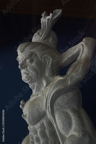 仁王像（金剛力士像）は、寺院の表門などに安置される仏教の守護神。口を閉じた「吽形（うんぎょう）」　