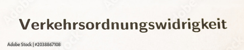 Foto Close-up of a German document (Verkehrsordnunswidrigkeit) containing information on traffic violations for individuals