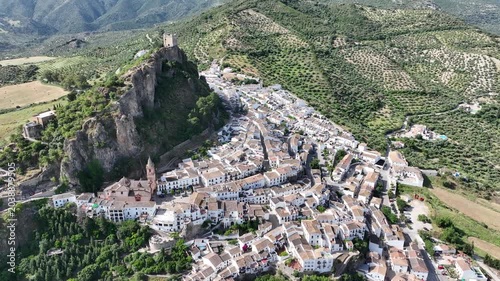 Municipio de Zahara de la Sierra en el parque natural de Grazalema, España
