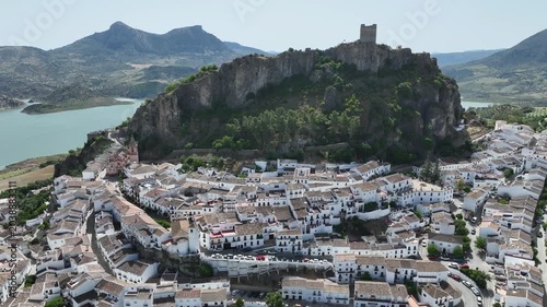 Municipio de Zahara de la Sierra en el parque natural de Grazalema, España
