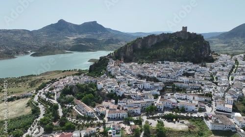 Municipio de Zahara de la Sierra en el parque natural de Grazalema, España