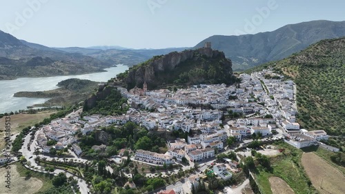 Municipio de Zahara de la Sierra en el parque natural de Grazalema, España