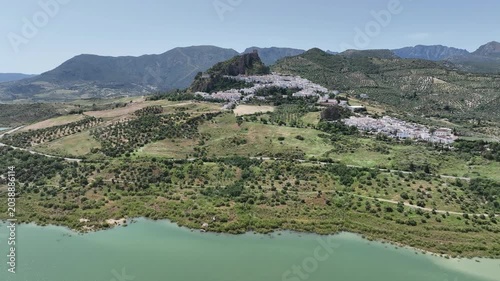 Municipio de Zahara de la Sierra en el parque natural de Grazalema, España