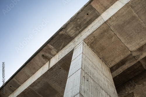 Quadro su tela Highway bridge concrete pillar and underside from low angle
