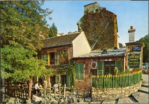 PARIS.FRANCE.LA BUTTE MONTMARTRE.LE CABARET DU ''LAPIN AGILE'', RUE DES SAULES