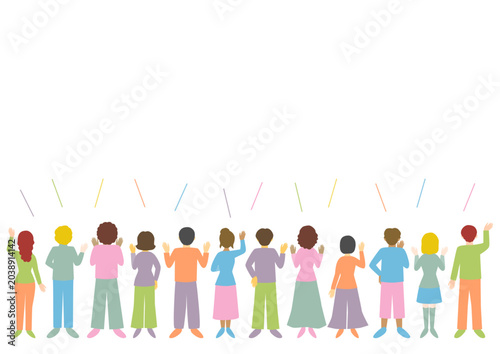 立って応援する人々の後ろ姿