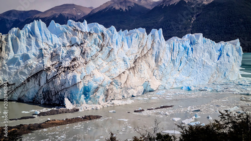 Tableau sur toile Close-up of blue Perito Moreno glacier with cracks and icy lake