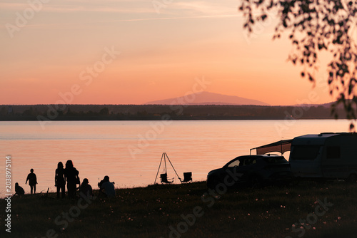 Photos a group of people at a campsite on Lake Czorsztyn admire the view of Babia Góra
