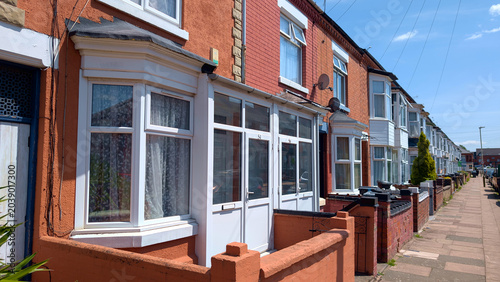 Bild auf Leinwand Terraced houses in UK, British suburban street with red brick residential buildi
