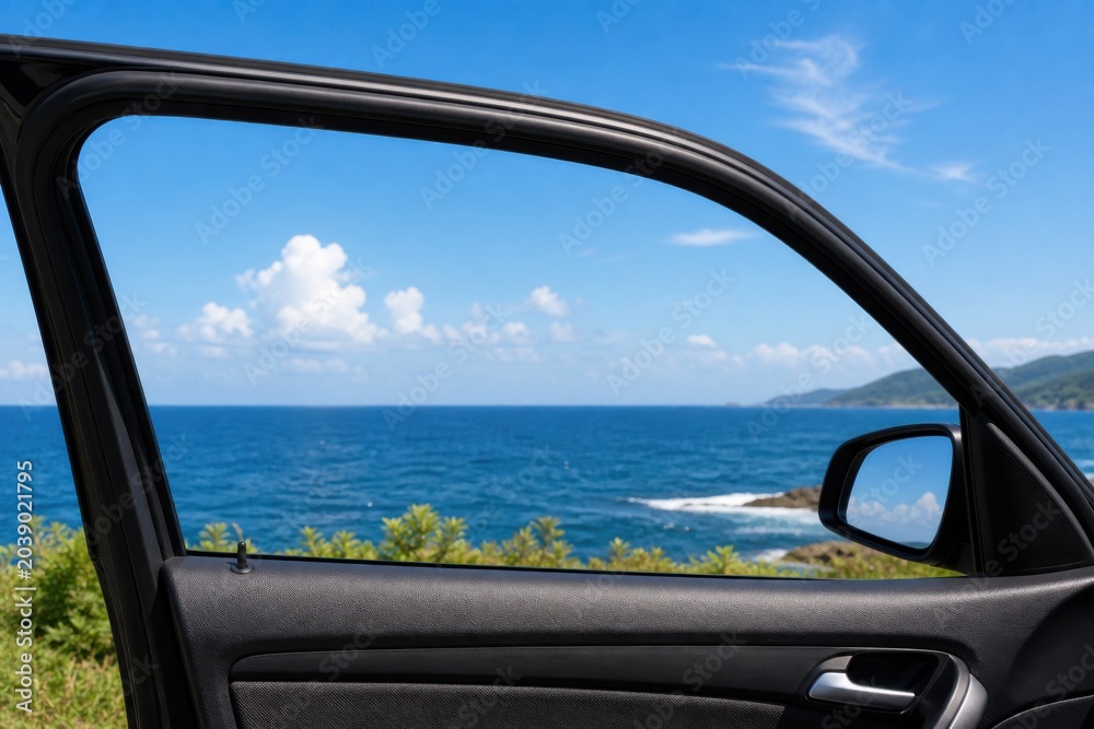 Fototapeta premium 開いた車のドア越しに見る夏の海景色