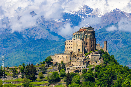 Foto Sacra di San Michele abbey perched on Mount Pirchiriano at the entrance of the S