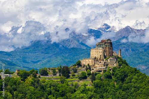 Foto Sacra di San Michele abbey perched on Mount Pirchiriano at the entrance of the S