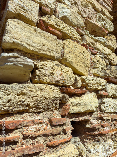 Foto Stone wall shows different types of stones stacked together in a structure locat